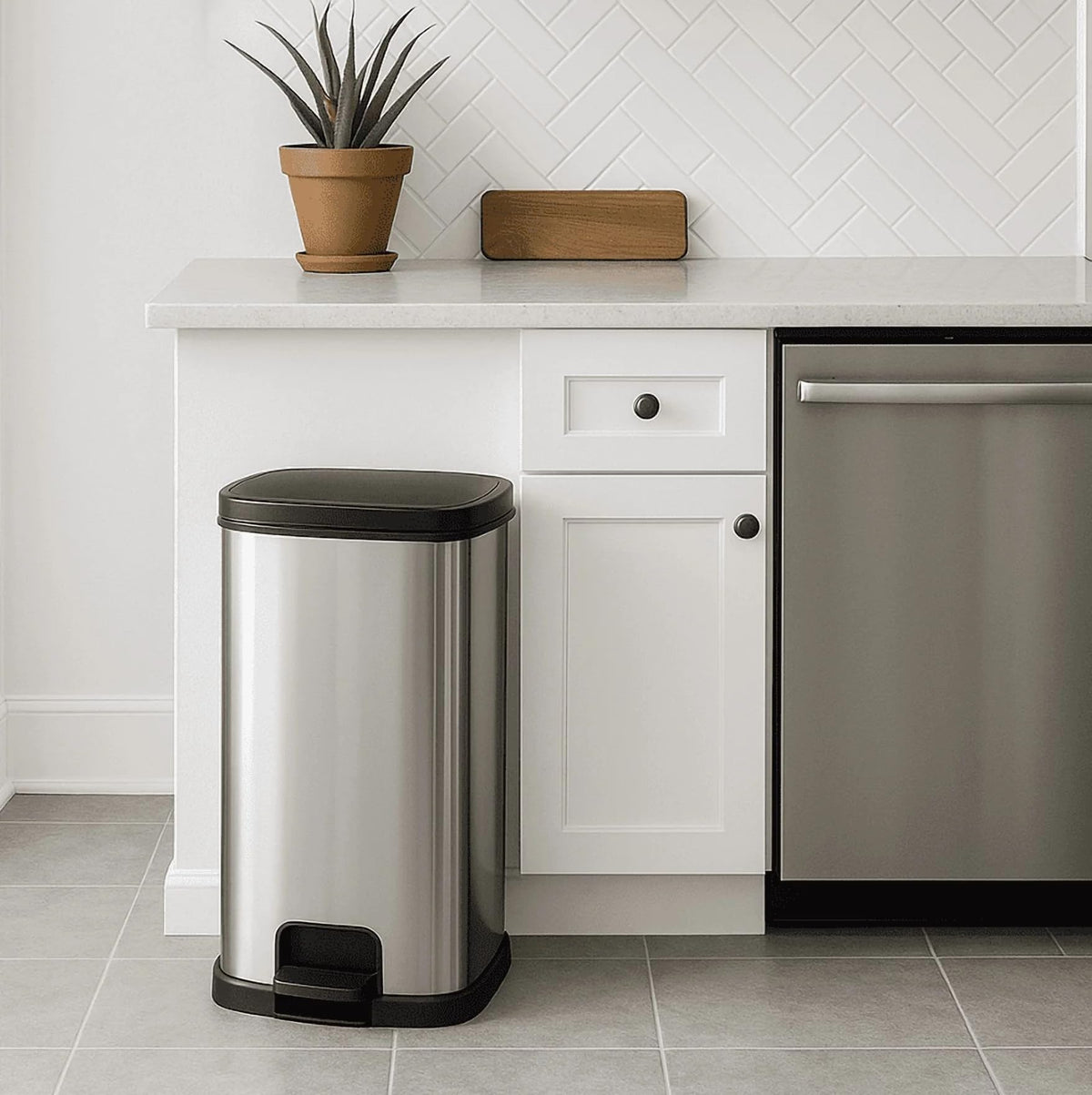 13 Gal Stainless Silver Step Trash Can Y572